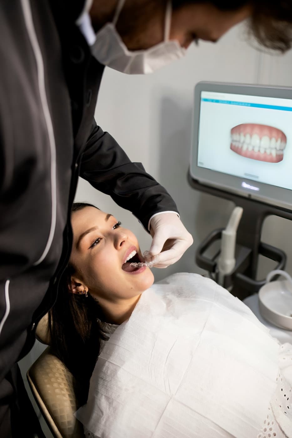 A LUMI clinician fitting a clear aligner, guided by a live 3D digital scan